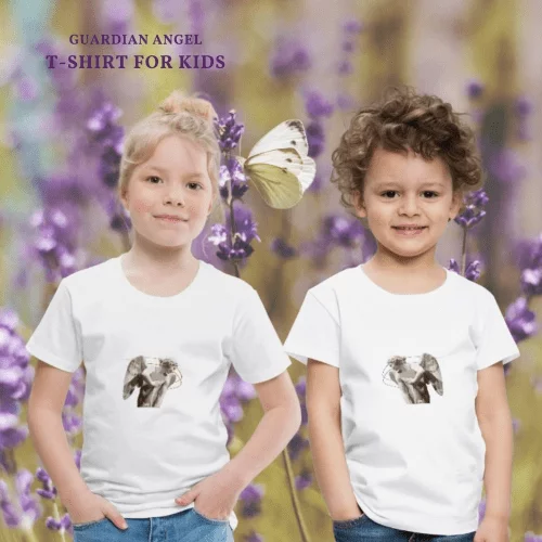 Angeli arte protezione bellezza: Due bambini che sorridono, una bambina e un bambino, indossano magliette bianche con il disegno di un angelo custode, su uno sfondo di fiori di lavanda e una farfalla bianca.