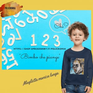 Immagine promozionale di una maglietta a maniche lunghe per bambini. A destra, un bambino sorridente indossa una maglia blu scuro con la stampa di un volto espressivo intitolata "Bimbo che piange". A sinistra, su uno sfondo azzurro con numeri bianchi in legno (1, 2, 3), compaiono il logo "Policromia", un link allo shop e la scritta "Maglietta manica lunga".
