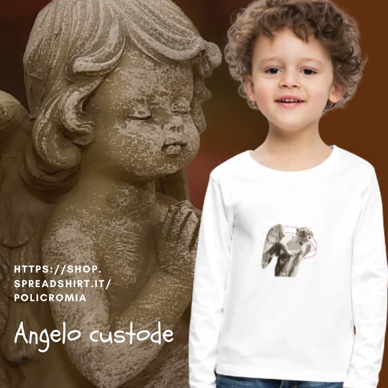 Immagine promozionale di una maglietta a maniche lunghe per bambini. A destra, un bambino sorridente indossa una maglia bianca con la stampa di un angelo in stile scultoreo. A sinistra, in primo piano, appare una statua di un angelo orante su sfondo marrone. Completano l'immagine il link allo shop e la scritta "Angelo custode" in un carattere bianco e morbido.