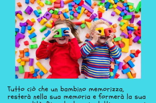 Due bambini sdraiati circondati da pezzi di legno di molti colori, mentre guardano attraverso dei blocchi come se fossero binocoli, con una citazione di Bruno Munari sulla memoria e la personalità.