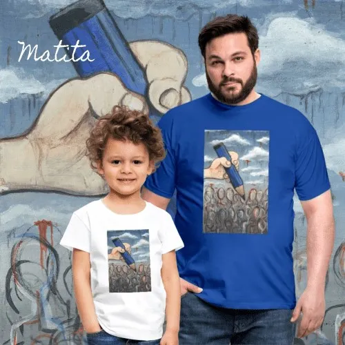 Un uomo con la barba e un bambino con i capelli ricci posano insieme indossando magliette con una stampa artistica identica. L'uomo indossa una maglietta blu reale e il bambino una bianca. Il design stampato mostra una mano gigante che impugna una matita blu sopra una moltitudine di figure astratte sotto un cielo nuvoloso. Sullo sfondo si osserva una versione ingrandita della stessa opera e la parola "Matita".