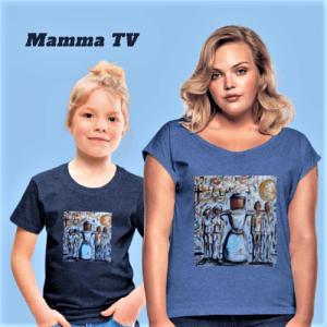 Una donna e una bambina posano affiancate su uno sfondo azzurro chiaro. Entrambe indossano magliette blu con una stampa artistica centrale. La donna indossa una maglietta a maniche corte con scollo ampio, mentre la bambina una t-shirt classica blu scuro. Il disegno stampato è un'illustrazione astratta con figure umane e una luna. In alto a sinistra compare il testo "Mamma TV".