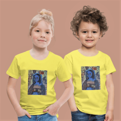Due bambini sorridenti, una bambina con i capelli biondi raccolti e un bambino con i capelli ricci castani, posano indossando magliette giallo limone. Al centro di ogni maglietta è stampata una versione artistica e moderna della Monna Lisa, caratterizzata da una tonalità blu vibrante su uno sfondo astratto e colorato. Lo sfondo dell'immagine è di un colore marrone rosato uniforme.