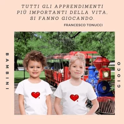 Tonucci gioco scuola città  Un'immagine grafica con uno sfondo color pesca chiaro. Al centro, una fotografia ritrae due bambini, un maschio e una femmina, che sorridono davanti a un trenino turistico rosso e blu in un parco alberato. Entrambi indossano t-shirt bianche con un cuore rosso stampato al centro. In alto compare la citazione di Francesco Tonucci: "Tutti gli apprendimenti più importanti della vita si fanno giocando". Ai lati della foto sono scritte verticalmente le parole "Bambini" e "Gioco".