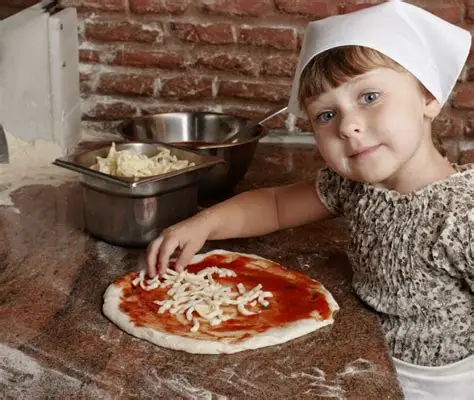 Attività dei piccoli in cucina, libri di ricette e giocattoli. 
